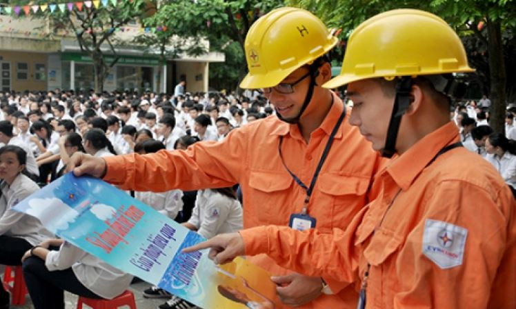 Hình ảnh các hoạt động tuyên truyền về tiết kiệm điện, như phát tờ rơi, tổ chức hội thảo, chiếu phim