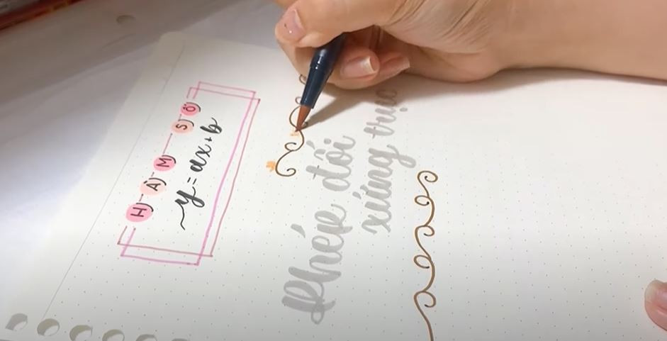 Hình ảnh trang trí tiêu đề Phương Trình Bậc Hai với tone màu xám khói tinh tế và hoa văn đơn giản