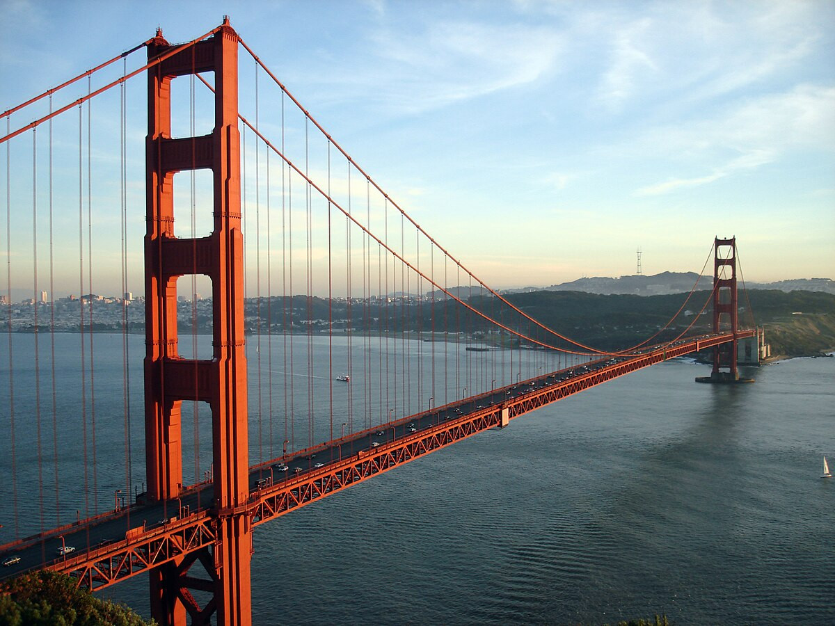 Hình ảnh cầu Cổng Vàng ở San Francisco, một biểu tượng của kiến trúc cầu hiện đại