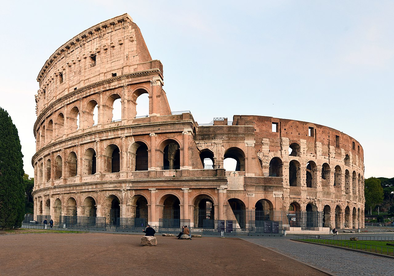 Đấu trường Colosseum, biểu tượng kiến trúc La Mã, với quy mô hoành tráng và tính ứng dụng cao