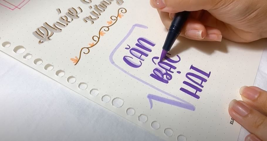 Hình ảnh trang trí tiêu đề Căn Bậc Hai với chữ viết dọc và ký hiệu căn bậc hai được lồng ghép vào chữ