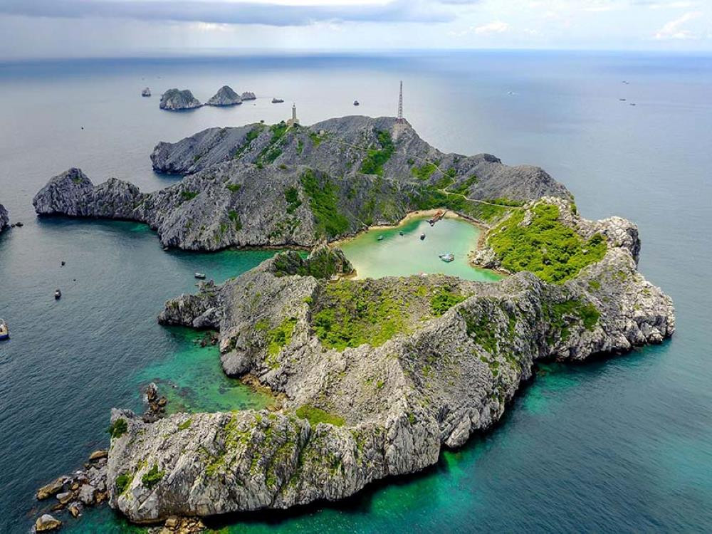 Đảo Mắt Rồng với vẻ đẹp hoang sơ, kỳ vĩ