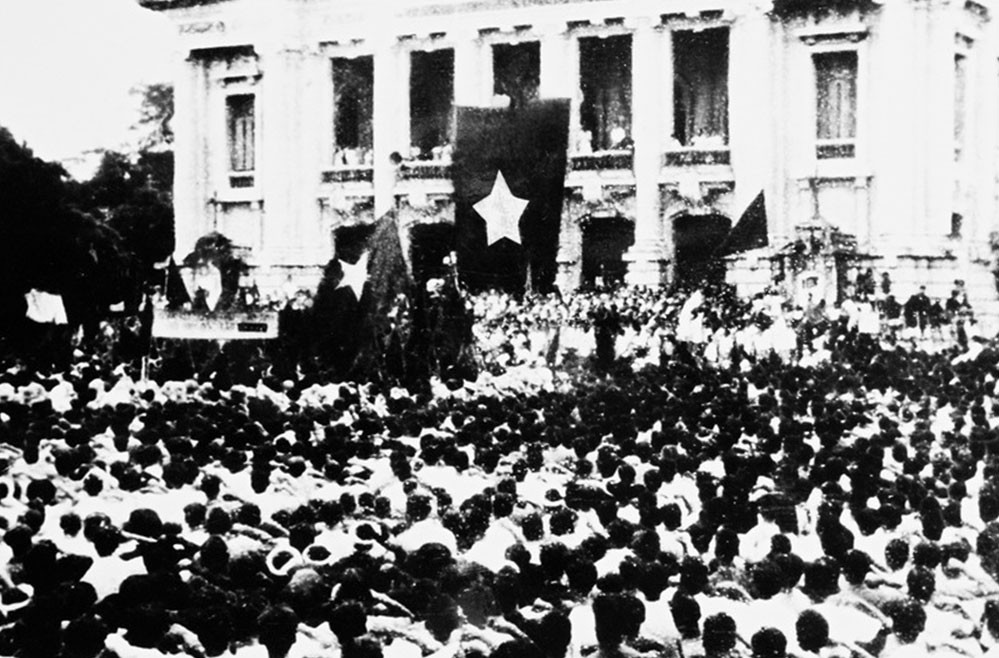 Cuộc mít tinh tại quảng trường Nhà hát Lớn ngày 19/8/1945, biểu tượng cho tinh thần cách mạng sục sôi của nhân dân Hà Nội.