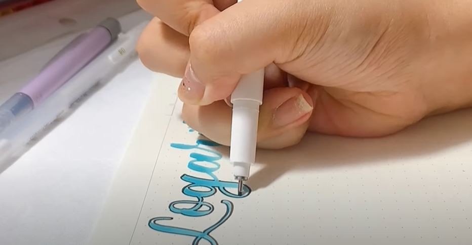 Hình ảnh trang trí tiêu đề Logarit với tone màu xanh tươi mát, sử dụng hiệu ứng ombre và bút nhũ để tạo điểm nhấn