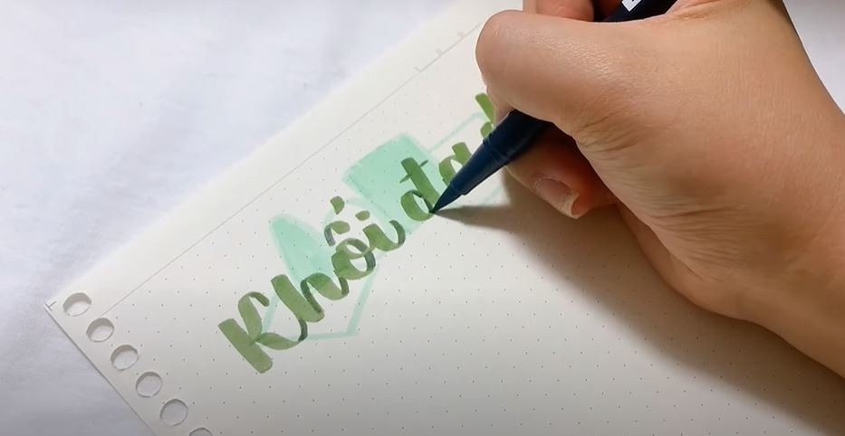 Hình ảnh trang trí tiêu đề Khối Đa Diện với hiệu ứng ruy băng và nền là các hình khối đa dạng