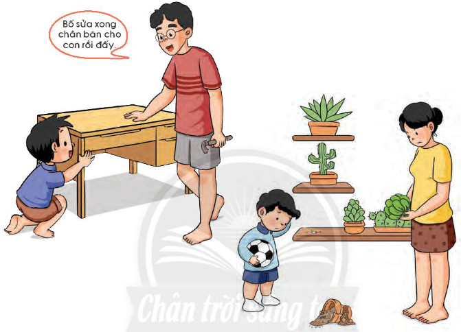 Hình ảnh bé trai xin lỗi mẹ vì làm vỡ chậu hoa