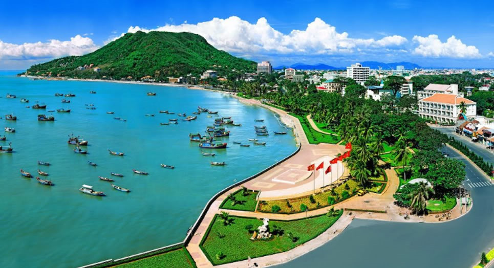 Khai thác dầu khí trên biển, một trong những hoạt động kinh tế trọng điểm của Đông Nam Bộ