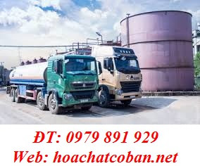 Công nhân vận chuyển hóa chất