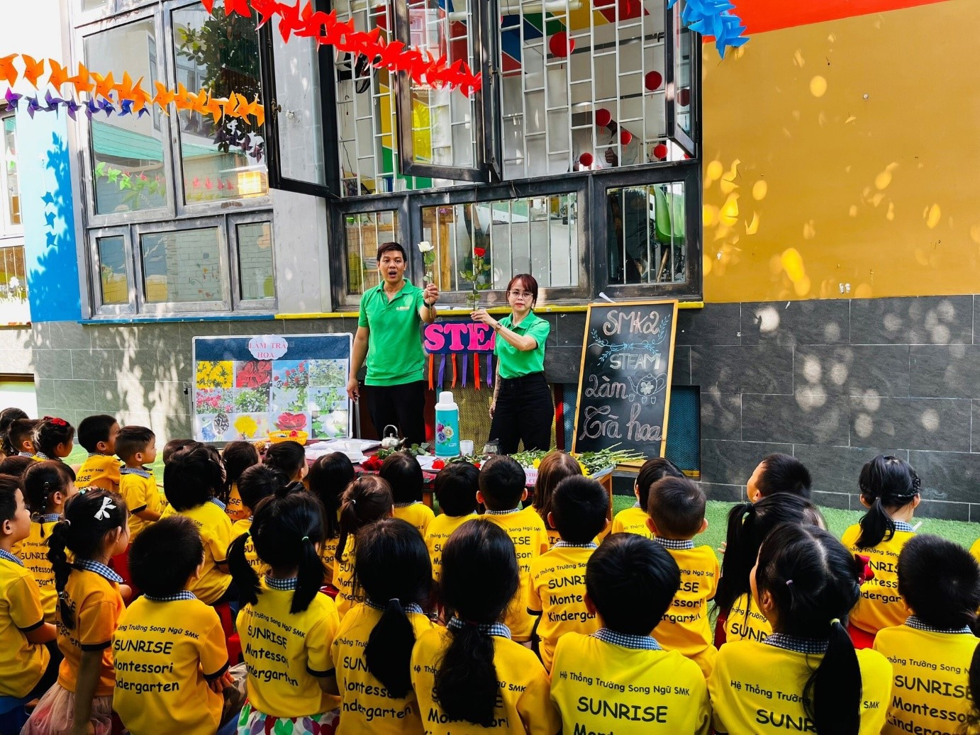 Hình ảnh một chú thỏ trắng đang gặm cỏ, với đôi tai dài vểnh lên và đôi mắt hồng đặc trưng, thể hiện sự đáng yêu và nhanh nhẹn của loài vật này.
