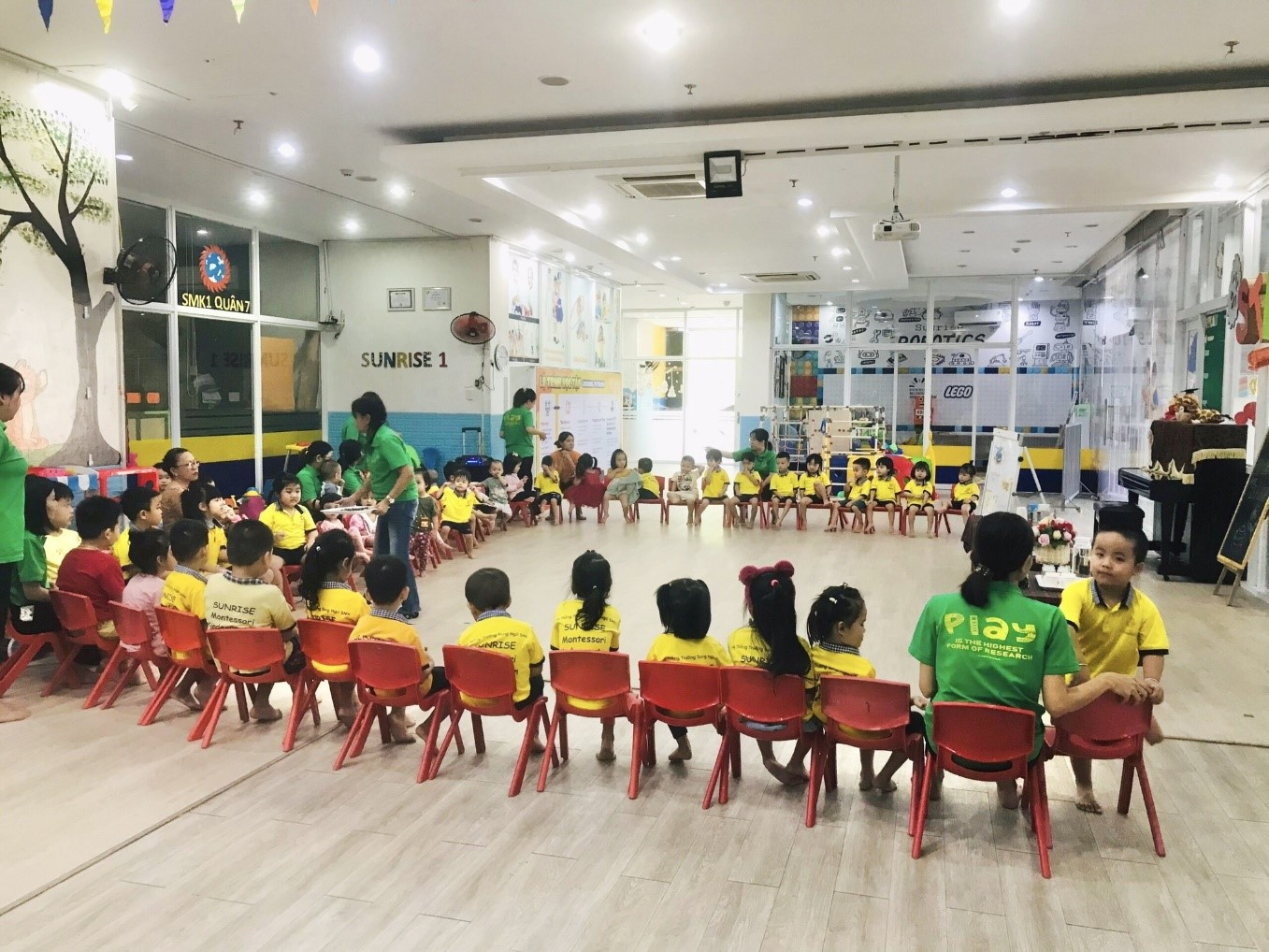 Hình ảnh một nhóm trẻ em đang chơi trò chơi giải đố về các loài động vật, trong đó có con thỏ, thể hiện sự hứng thú và tương tác tích cực của trẻ trong hoạt động học tập.