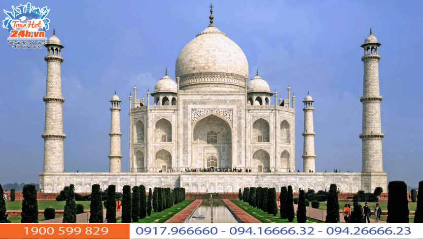 Du khách tham quan lăng mộ Taj Mahal, một trong những điểm đến nổi tiếng nhất thế giới