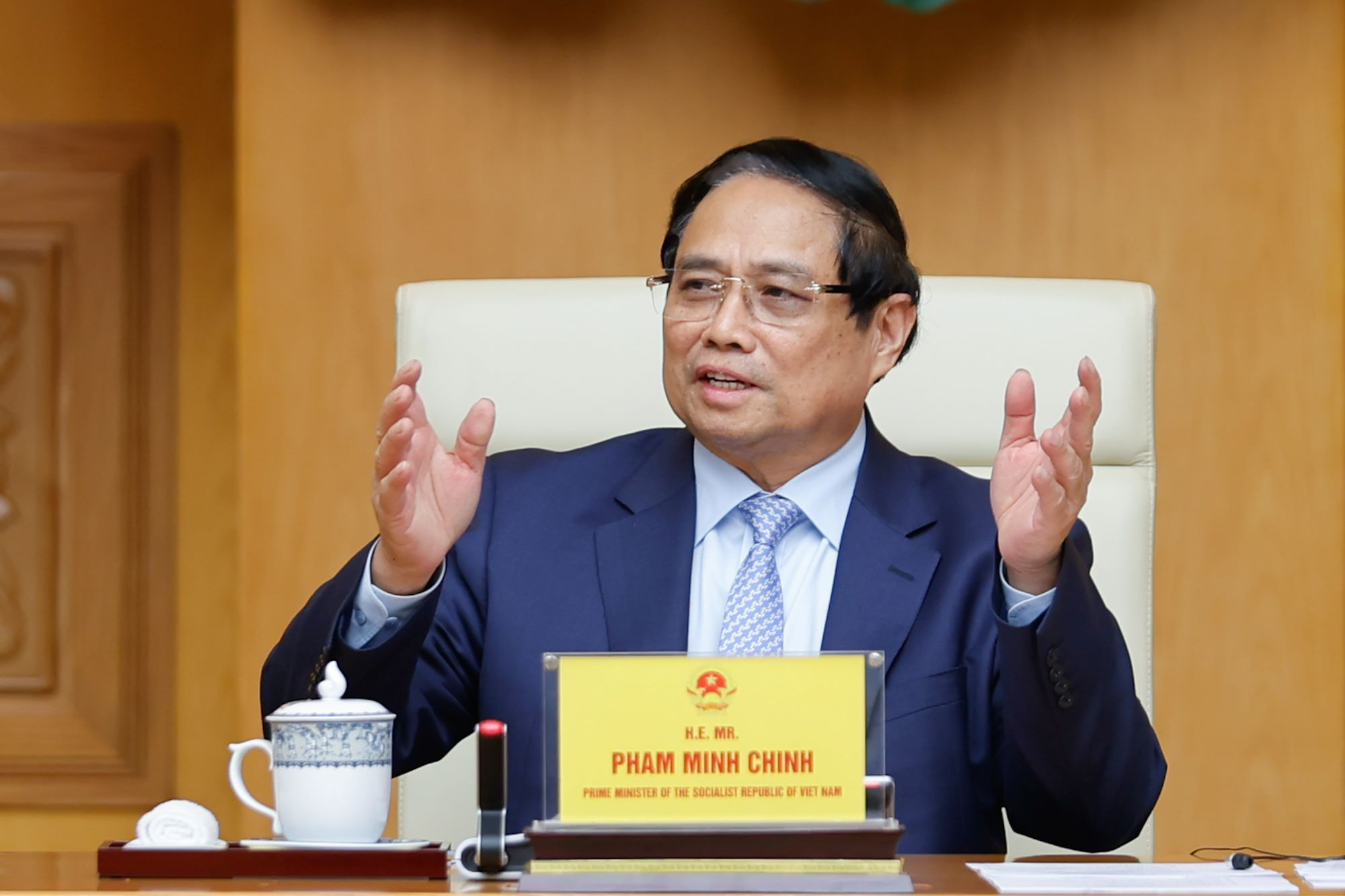 Sinh viên Việt Nam trong phòng lab, thực hiện các thí nghiệm khoa học công nghệ cao.