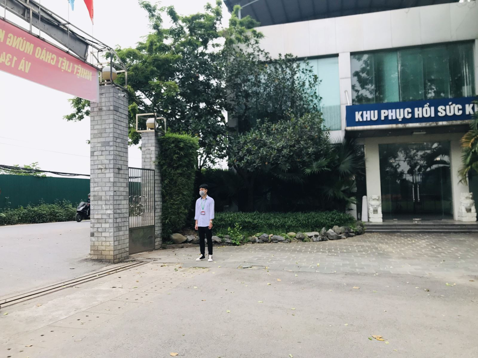 Đội viên thanh niên xung kích tham gia hoạt động tình nguyện