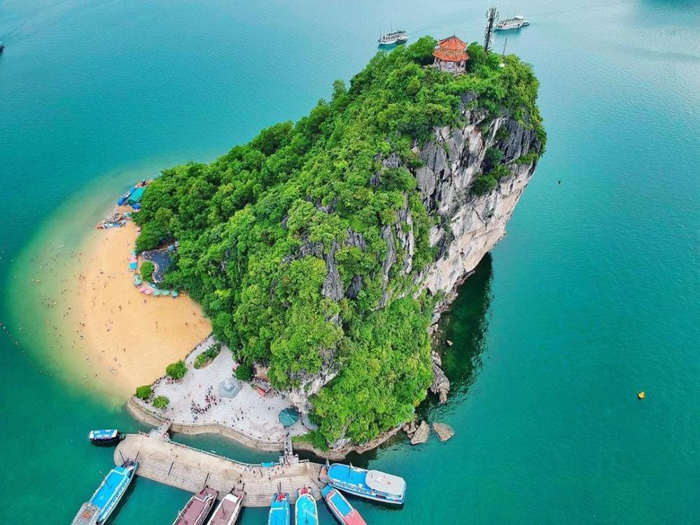 Tắm biển tại đảo Ti Tốp, trải nghiệm tuyệt vời không thể bỏ lỡ