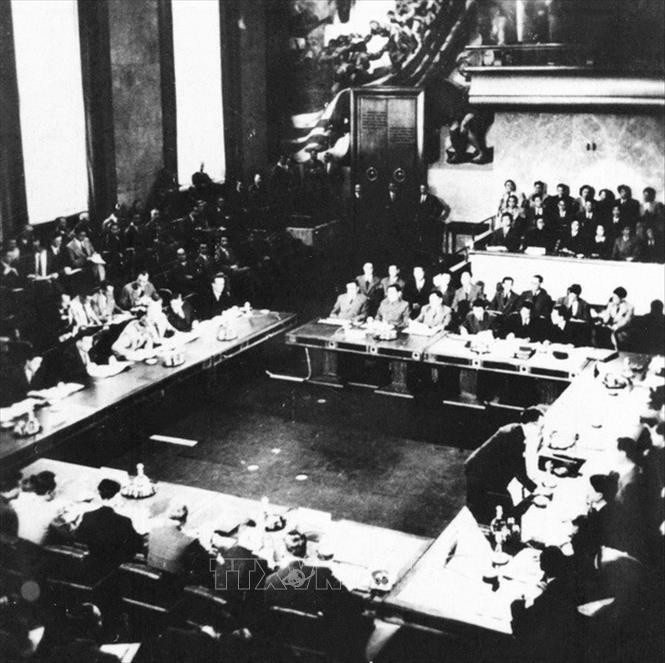 Ảnh tư liệu về Hiệp định Giơnevơ năm 1954, thể hiện các bên tham gia ký kết và sự kiện lịch sử quan trọng này.