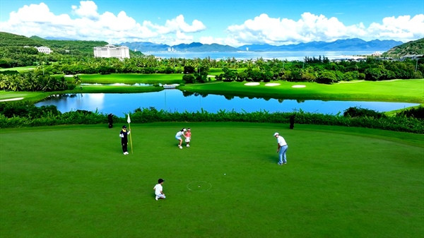 Vẻ đẹp thiên nhiên đa dạng của Việt Nam, từ bãi biển đến núi rừng, thu hút du khách quốc tế
