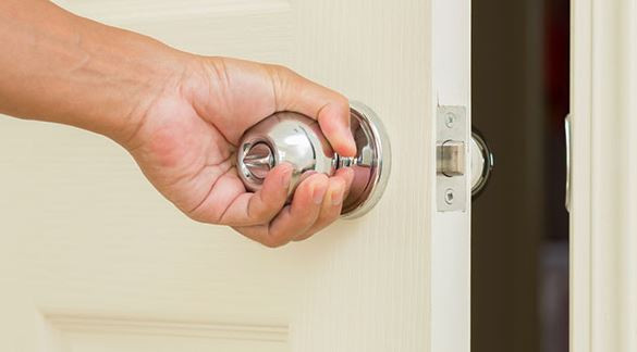 Ví dụ về momen lực: Tay nắm cửa được lắp đặt xa bản lề nhằm tăng momen lực.