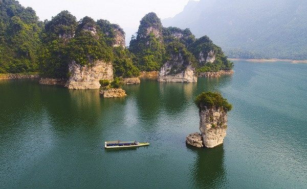 Khí hậu nhiệt đới gió mùa với mùa đông lạnh và mùa hè nóng ẩm đặc trưng cho vùng Trung du và miền núi Bắc Bộ