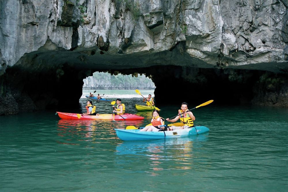 Chèo thuyền kayak, khám phá vẻ đẹp hoang sơ của Vịnh Hạ Long