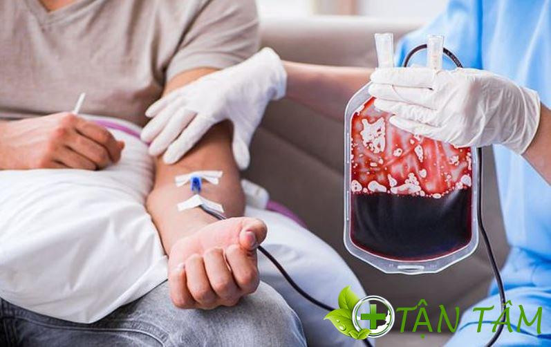 Truyền máu cần được thực hiện chậm và theo dõi chặt chẽ