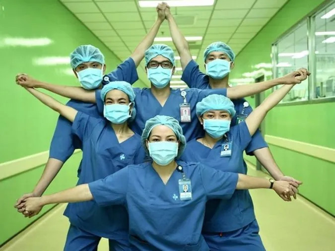 Hình ảnh minh họa mọi người cùng nhau dọn dẹp vệ sinh, thể hiện tinh thần đoàn kết trong cộng đồng