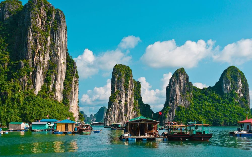 Vịnh Hạ Long với hàng ngàn hòn đảo đá vôi kỳ vĩ nhô lên từ biển xanh