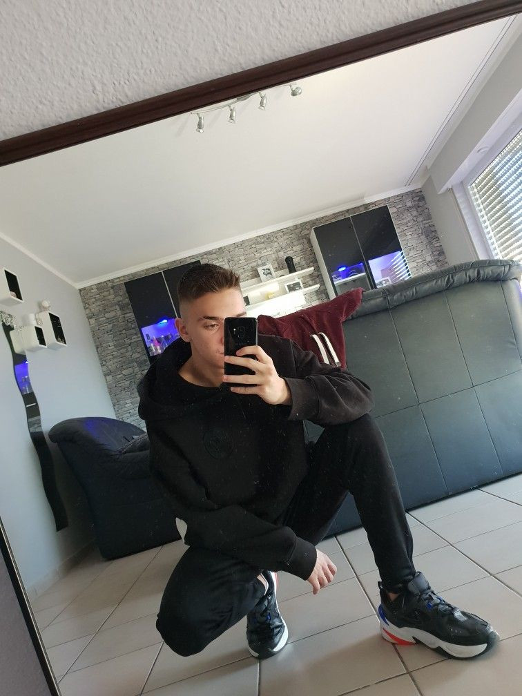 Tạo dáng ngồi thể hiện phong cách "swag"