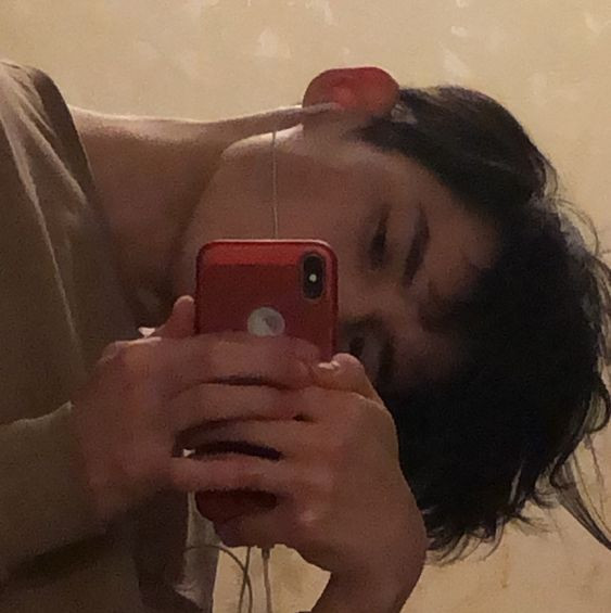 Selfie nghiêng đầu tạo góc nhìn độc đáo