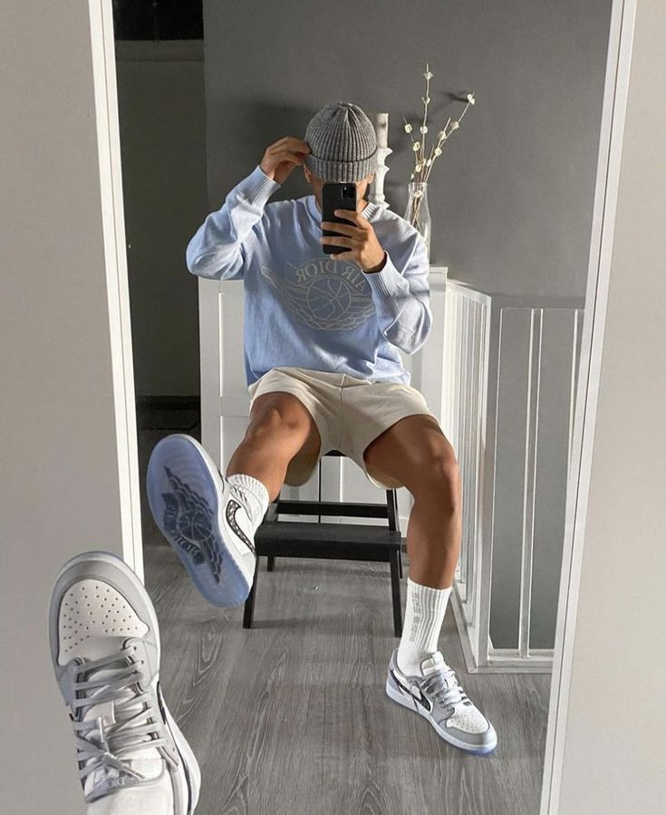 Tạo dáng ngồi khoe giày sneaker