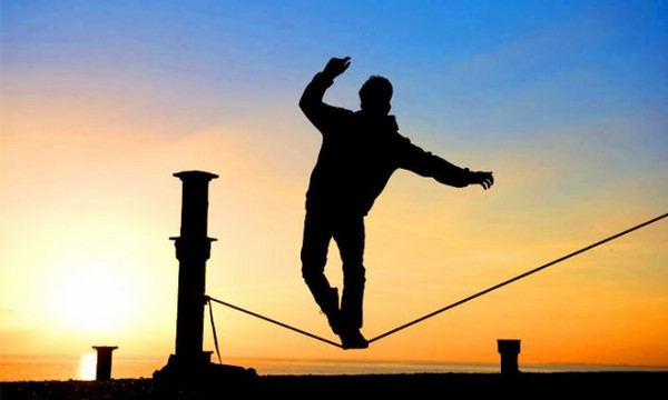 Hình ảnh minh họa chặng đường không trải hoa hồng
