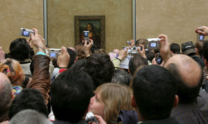 Đám đông tham quan bức tranh Mona Lisa tại bảo tàng Louvre, Paris