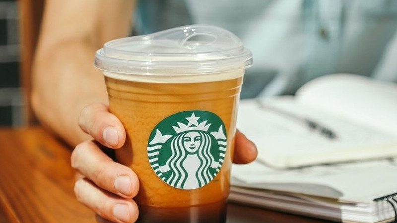 Starbucks loại bỏ ống hút nhựa nhằm bảo vệ môi trường.