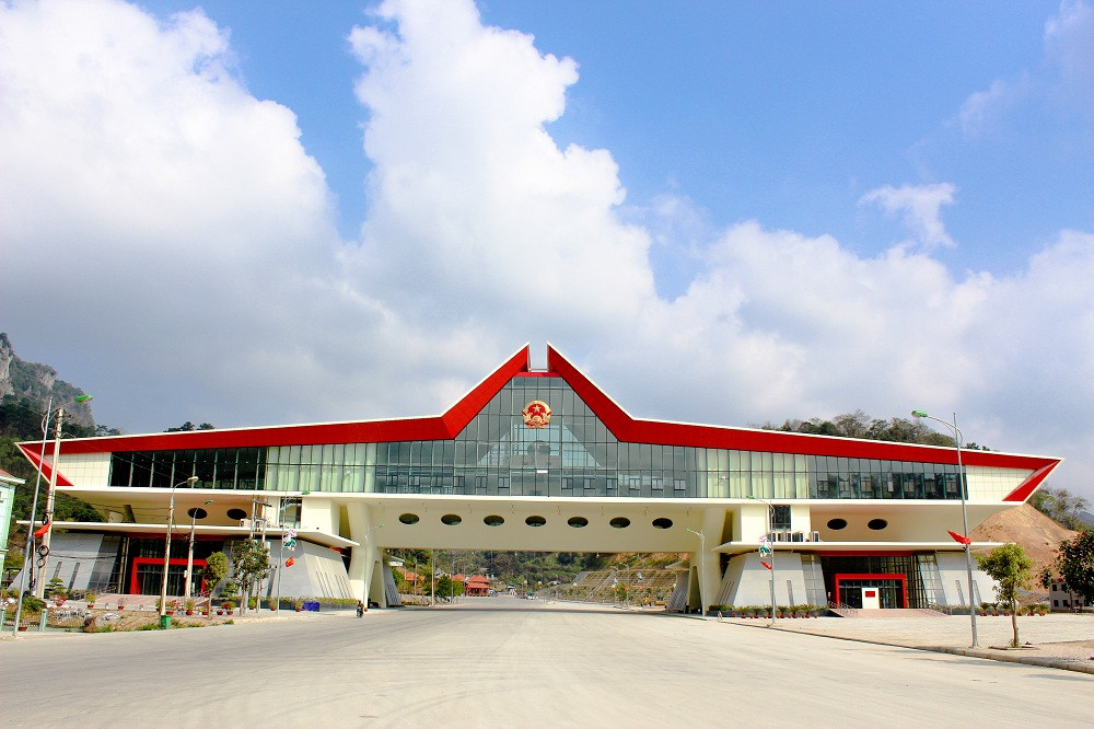 Cửa khẩu quốc tế Hữu Nghị, Lạng Sơn, tạo điều kiện thuận lợi cho giao thương giữa Việt Nam và Trung Quốc