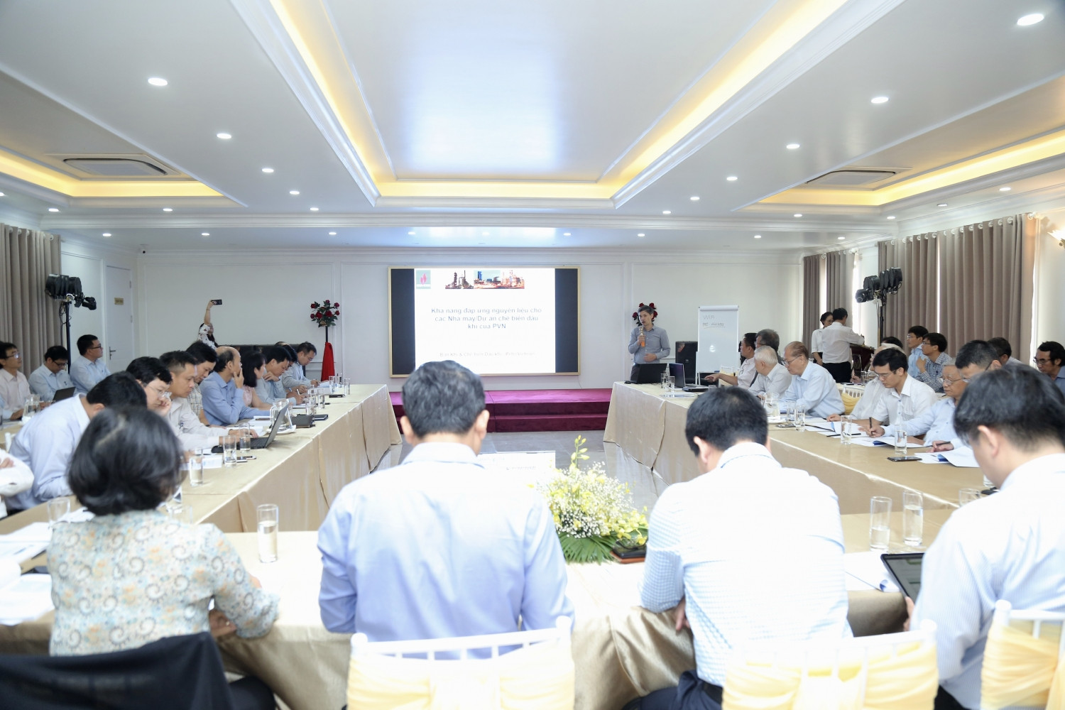 Khai thác dầu khí ngoài khơi Đông Nam Bộ, nguồn cung cấp nguyên liệu quan trọng cho các ngành công nghiệp trọng điểm