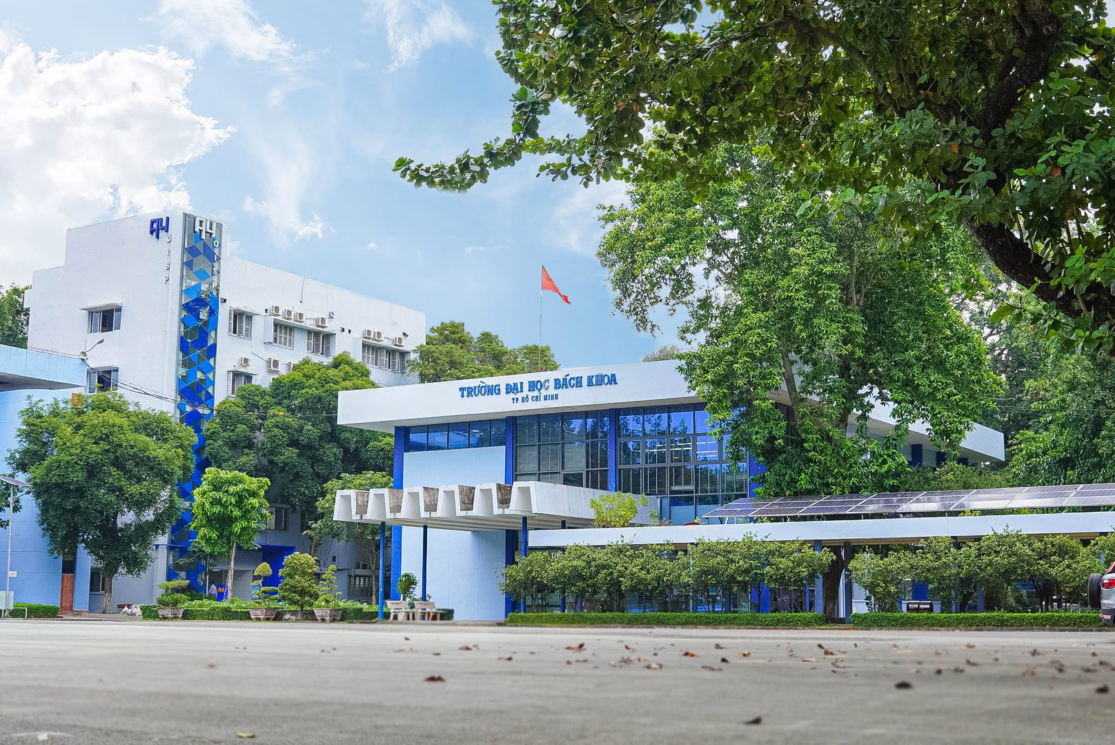 Hình ảnh sinh viên Đại học Bách Khoa TPHCM trong phòng lab hiện đại