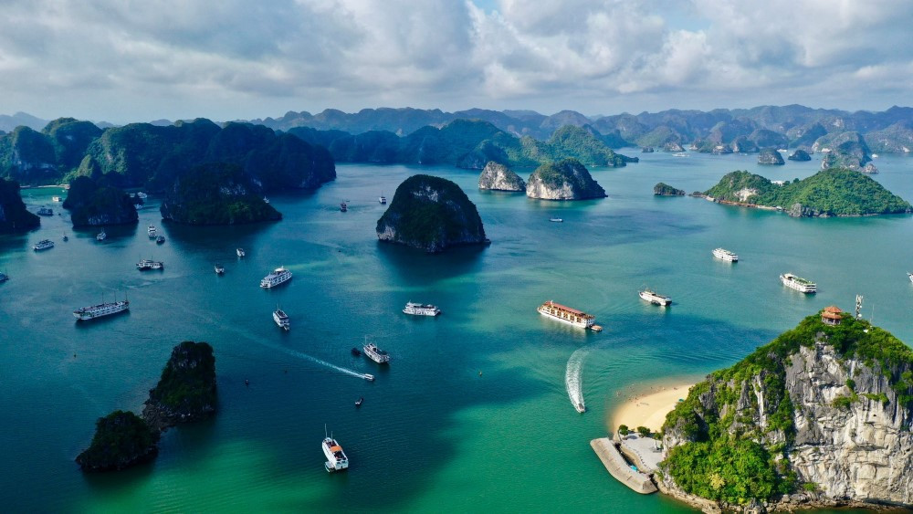 Du thuyền trên Vịnh Hạ Long, ngắm nhìn cảnh đẹp như tranh vẽ