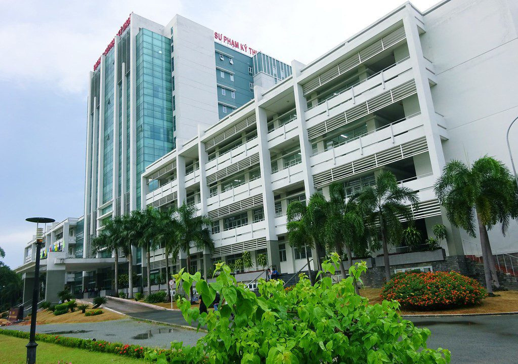 Hình ảnh sinh viên Đại học Sư phạm Kỹ thuật TPHCM thực hành tại xưởng