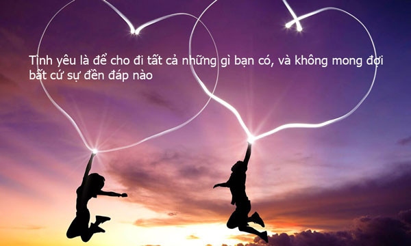 Một người phụ nữ tự tin mỉm cười, một biểu hiện của tình yêu bản thân