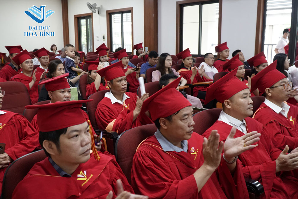 Sinh viên tốt nghiệp thạc sĩ, biểu tượng cho sự thành công và nỗ lực học tập