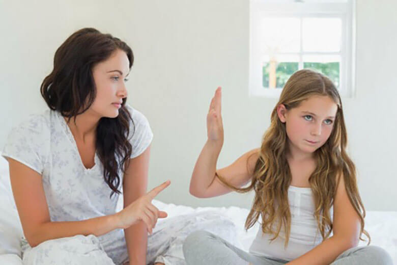 Hình ảnh minh họa một người đang cố gắng thuyết phục người khác, nhưng người kia vẫn tỏ ra bướng bỉnh.