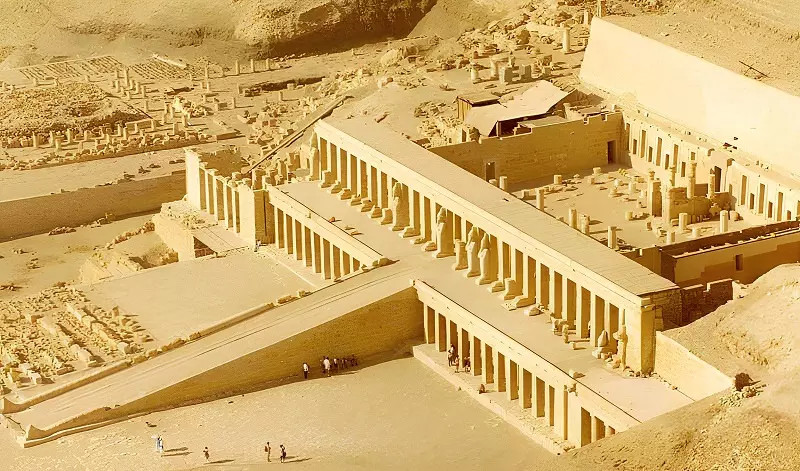 Kim tự tháp Khafre với tượng Nhân sư, một trong những công trình kiến trúc nổi tiếng của Ai Cập cổ đại