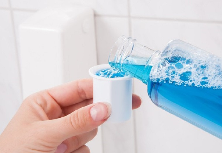 Nước súc miệng giúp làm sạch vết dầu ăn dính vào quần áo