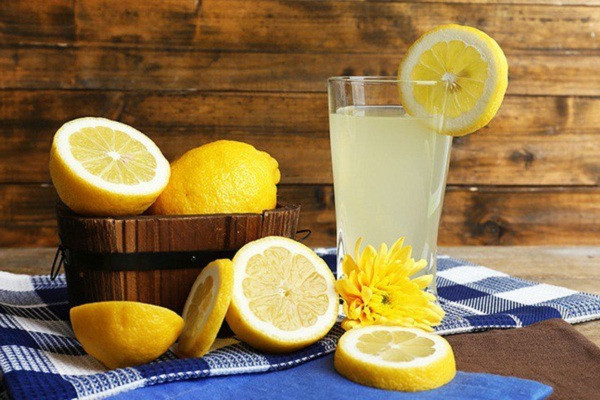 Chanh tươi giúp làm sạch vết dầu ăn dính vào quần áo
