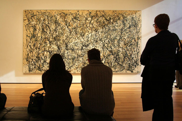 Một người đang chiêm ngưỡng tác phẩm của Jackson Pollock tại MoMA, New York