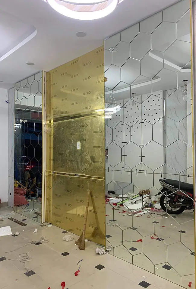 Gương ghép hình chữ nhật tạo điểm nhấn ấn tượng cho không gian phòng khách