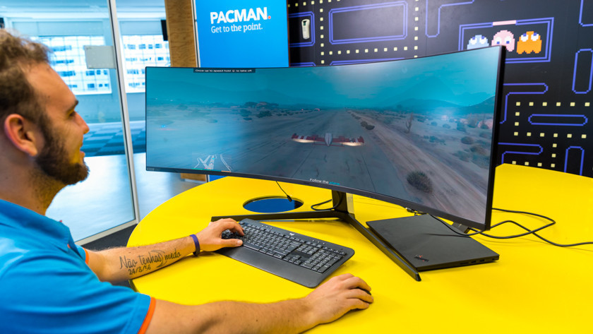 Màn hình chơi game với tốc độ làm mới cao và công nghệ đồng bộ hóa