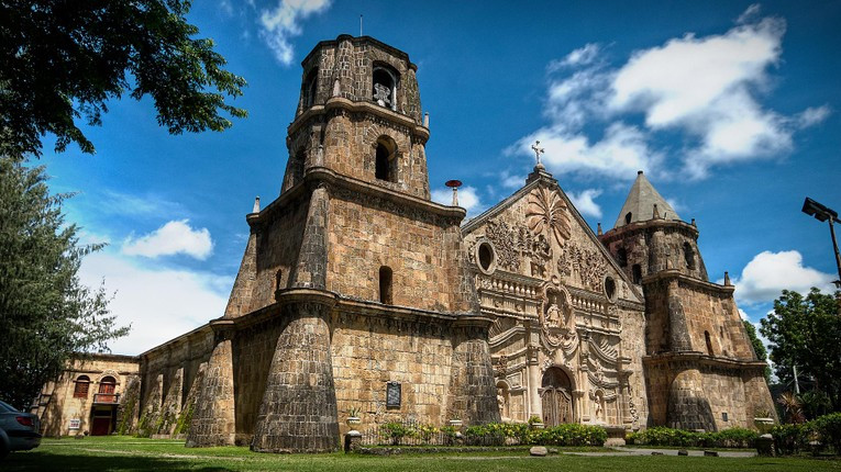 Nhà thờ Miagao, Philippines, một ví dụ điển hình của kiến trúc Baroque chống động đất