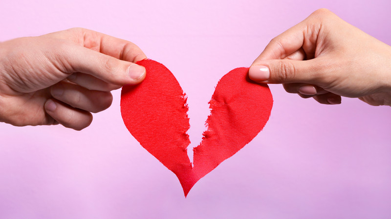 Một trái tim tan vỡ đang được chữa lành, tượng trưng cho quá trình move on trong tình yêu.