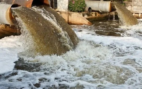 Nước thải công nghiệp chứa kim loại nặng, gây ô nhiễm môi trường và ảnh hưởng đến sức khỏe con người