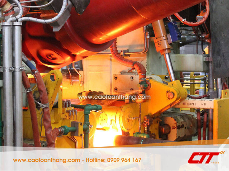 Công đoạn đúc liên tục phôi thép trong quy trình sản xuất thép